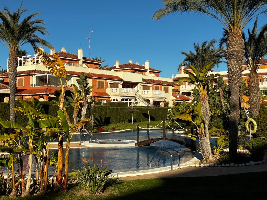 Gemeenschappelijke binnentuin met zwembad, jacuzzi en parasols